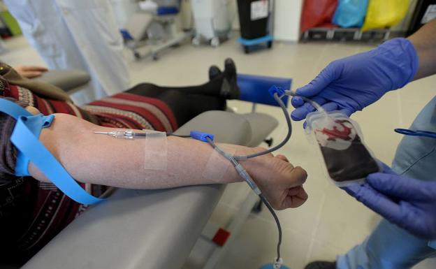 Una mujer dona su sangre 