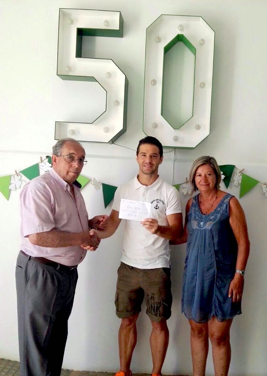 Edu Moya durante la entrega del dinero 