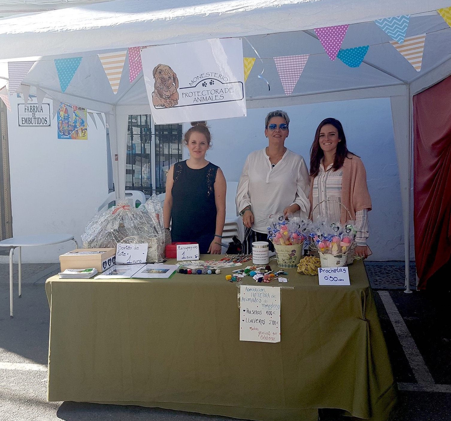 Voluntarias de la Protectora durante un mercadillo solidario 