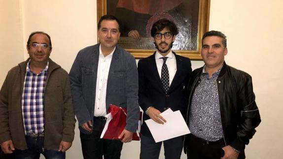 Agustín, segundo por la derechca, junto a miembros del equipo directo del IES Juan Calero tras recibir el recnocimiento 
