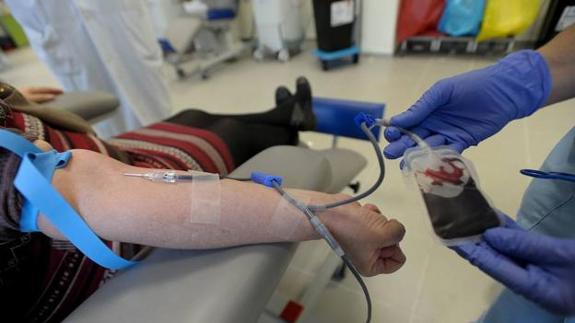 Una mujer dona sangre 