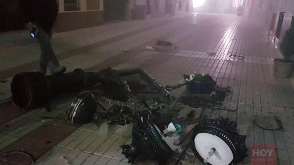 Estado en el que quedó la luminaria. Al fondo puede apreciarse la niebla 