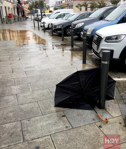 Un paraguas destrozado en el suelo a causa del agua y el viento, ayer en Monesterio 