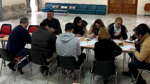 Alumnos, téncnicos y monitores, en una de las mesas de trabajo CEDIDA