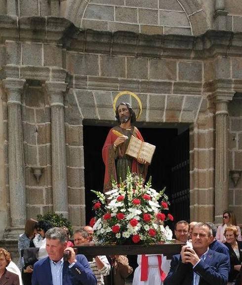 Procesión del Santo por las calles de la localidad 