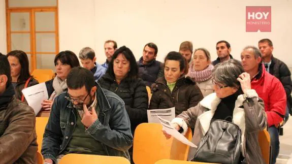 Extrabajadores de Aguanblanca durante la presentación de las líneas del Plan 