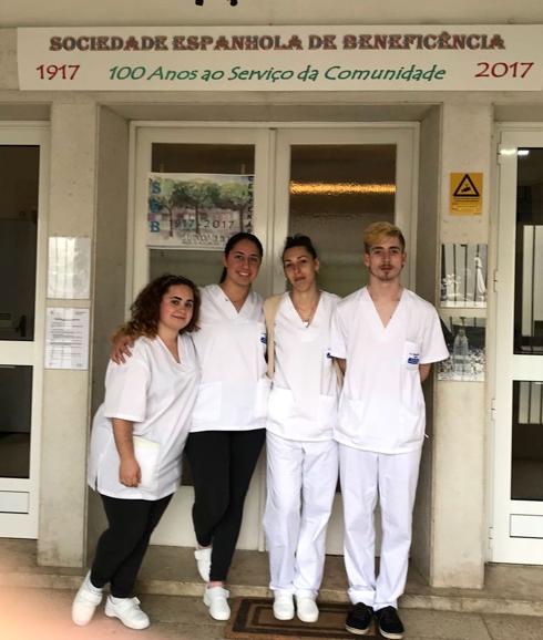 María, Alicia, Rubén y Laura a las puertas de su centro de trabajo 