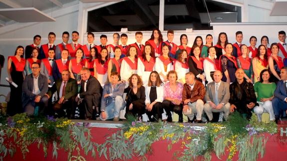 Alumnos de bachillerato de la promoción 2017/2018 junto a sus profesores 