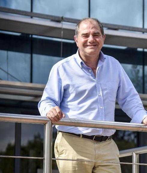 Marcelino Núñez, ante el edificio de la Agencia Estatal de Meteorología de Extremadura 