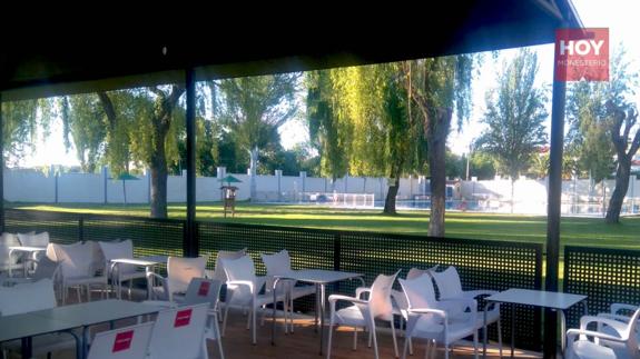 Vista de la piscina desde el bar 
