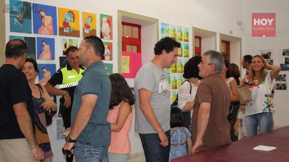 Durante una exposición de la Escuela de Pintura 