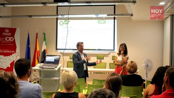 Julio Castilla de la EOI y Celina Pérez, directora del proyecto, durante la actividad promocional en Monesterio 