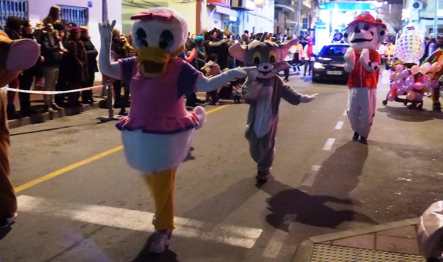 La Patrulla Canina, Tintín o Goofie, entre otros personajes populares, han acompañado a los Reyes Magos en su recorrido por las calles de Navalmoral en la cabalgata que cierra las actividades navideñas. A mitad del trayecto sus Majestades se han detenido en el belén viviente recreado por el grupo de coros y danzas El Encinar en la iglesia de San Andrés, con un bebé de dos meses como niño Jesús, y al final han recibido las llaves de la ciudad de manos de la alcaldesa y a los chavales que les han querido hacer llegar sus peticiones. 