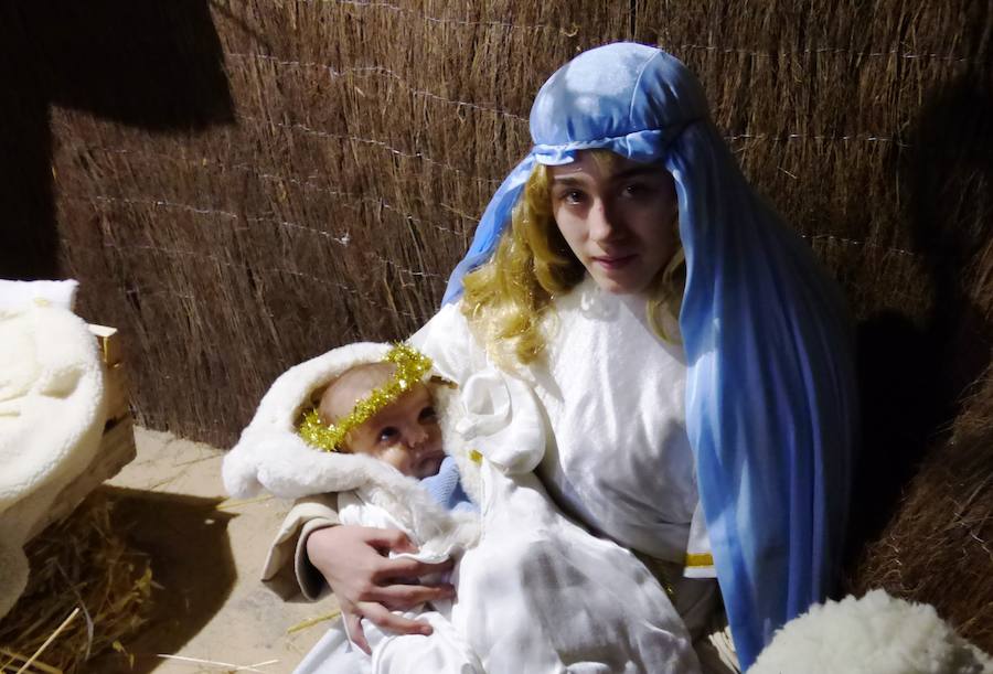 La Patrulla Canina, Tintín o Goofie, entre otros personajes populares, han acompañado a los Reyes Magos en su recorrido por las calles de Navalmoral en la cabalgata que cierra las actividades navideñas. A mitad del trayecto sus Majestades se han detenido en el belén viviente recreado por el grupo de coros y danzas El Encinar en la iglesia de San Andrés, con un bebé de dos meses como niño Jesús, y al final han recibido las llaves de la ciudad de manos de la alcaldesa y a los chavales que les han querido hacer llegar sus peticiones. 