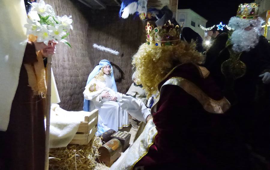 La Patrulla Canina, Tintín o Goofie, entre otros personajes populares, han acompañado a los Reyes Magos en su recorrido por las calles de Navalmoral en la cabalgata que cierra las actividades navideñas. A mitad del trayecto sus Majestades se han detenido en el belén viviente recreado por el grupo de coros y danzas El Encinar en la iglesia de San Andrés, con un bebé de dos meses como niño Jesús, y al final han recibido las llaves de la ciudad de manos de la alcaldesa y a los chavales que les han querido hacer llegar sus peticiones. 