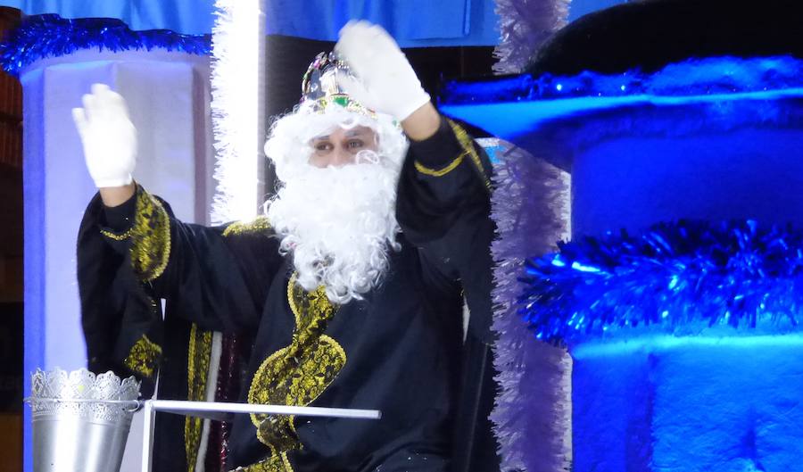 La Patrulla Canina, Tintín o Goofie, entre otros personajes populares, han acompañado a los Reyes Magos en su recorrido por las calles de Navalmoral en la cabalgata que cierra las actividades navideñas. A mitad del trayecto sus Majestades se han detenido en el belén viviente recreado por el grupo de coros y danzas El Encinar en la iglesia de San Andrés, con un bebé de dos meses como niño Jesús, y al final han recibido las llaves de la ciudad de manos de la alcaldesa y a los chavales que les han querido hacer llegar sus peticiones. 