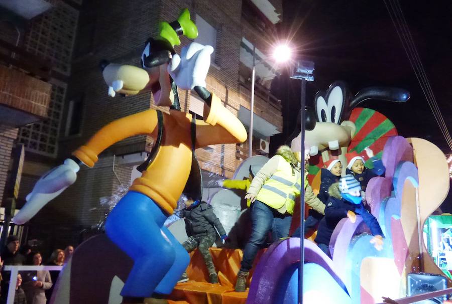 La Patrulla Canina, Tintín o Goofie, entre otros personajes populares, han acompañado a los Reyes Magos en su recorrido por las calles de Navalmoral en la cabalgata que cierra las actividades navideñas. A mitad del trayecto sus Majestades se han detenido en el belén viviente recreado por el grupo de coros y danzas El Encinar en la iglesia de San Andrés, con un bebé de dos meses como niño Jesús, y al final han recibido las llaves de la ciudad de manos de la alcaldesa y a los chavales que les han querido hacer llegar sus peticiones. 