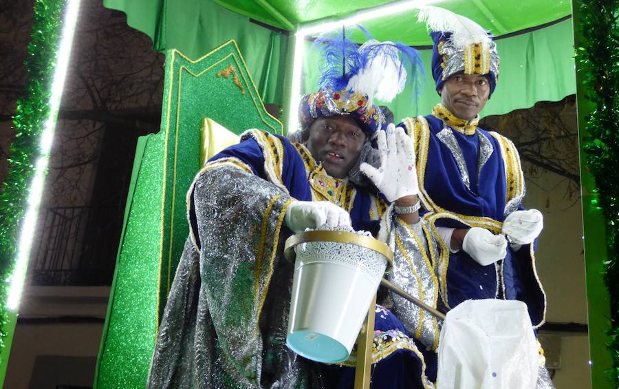 La Patrulla Canina, Tintín o Goofie, entre otros personajes populares, han acompañado a los Reyes Magos en su recorrido por las calles de Navalmoral en la cabalgata que cierra las actividades navideñas. A mitad del trayecto sus Majestades se han detenido en el belén viviente recreado por el grupo de coros y danzas El Encinar en la iglesia de San Andrés, con un bebé de dos meses como niño Jesús, y al final han recibido las llaves de la ciudad de manos de la alcaldesa y a los chavales que les han querido hacer llegar sus peticiones. 