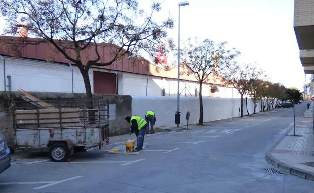 Vecinos de La Chimenea critican las molestias y el perjuicio por los muchos días que se ha prolongado la pintura de la pared de Cetarsa