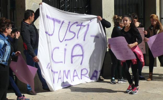 Concentración en la plaza tras la muerte de Tamara 