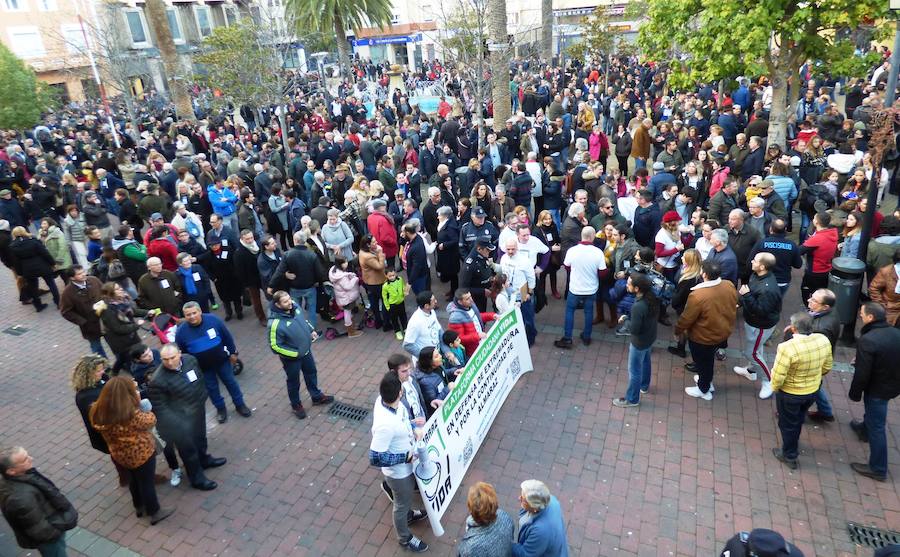 Los vecinos de Navalmoral y de buena parte de los municipios del Campo Arañuelo se echaron el jueves a la calle para pedir la continuidad de su principal motor económico, la central nuclear de Almaraz, en una concentración promovida por la Plataforma Ciudadana Vida que reunió entre 4.000 y 4.500 personas, según estimaciones de la Policía Local.