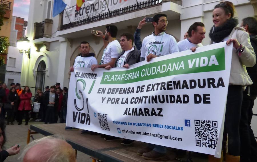 Los vecinos de Navalmoral y de buena parte de los municipios del Campo Arañuelo se echaron el jueves a la calle para pedir la continuidad de su principal motor económico, la central nuclear de Almaraz, en una concentración promovida por la Plataforma Ciudadana Vida que reunió entre 4.000 y 4.500 personas, según estimaciones de la Policía Local.