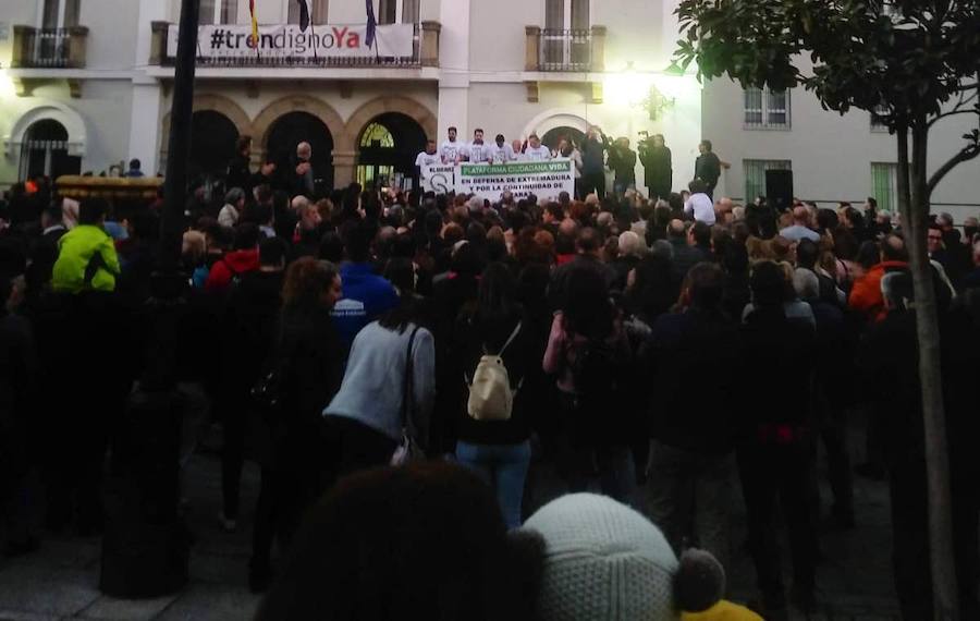 Los vecinos de Navalmoral y de buena parte de los municipios del Campo Arañuelo se echaron el jueves a la calle para pedir la continuidad de su principal motor económico, la central nuclear de Almaraz, en una concentración promovida por la Plataforma Ciudadana Vida que reunió entre 4.000 y 4.500 personas, según estimaciones de la Policía Local.