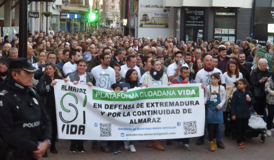 Los vecinos de Navalmoral y de buena parte de los municipios del Campo Arañuelo se echaron el jueves a la calle para pedir la continuidad de su principal motor económico, la central nuclear de Almaraz, en una concentración promovida por la Plataforma Ciudadana Vida que reunió entre 4.000 y 4.500 personas, según estimaciones de la Policía Local.