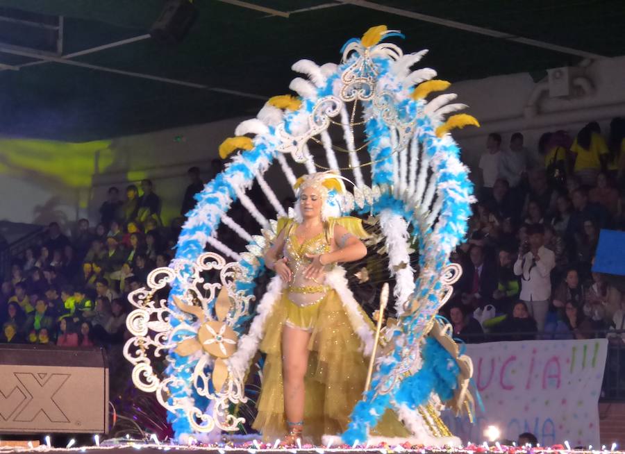 Carla Fraile en categoría infantil con 'Mi reflejo'; Sheila Mirasierra en juvenil con 'Calypso' y María Luisa Lamadrid en senior con 'Wimby Tamu', fueron elegidas reinas del Carnaval 2019 en la gala que se celebró en la tarde-noche del sábado en el pabellón polideportivo, que se quedó pequeño, con decenas de personas sin poder acceder al completarse el aforo. Más información en HOY. 
