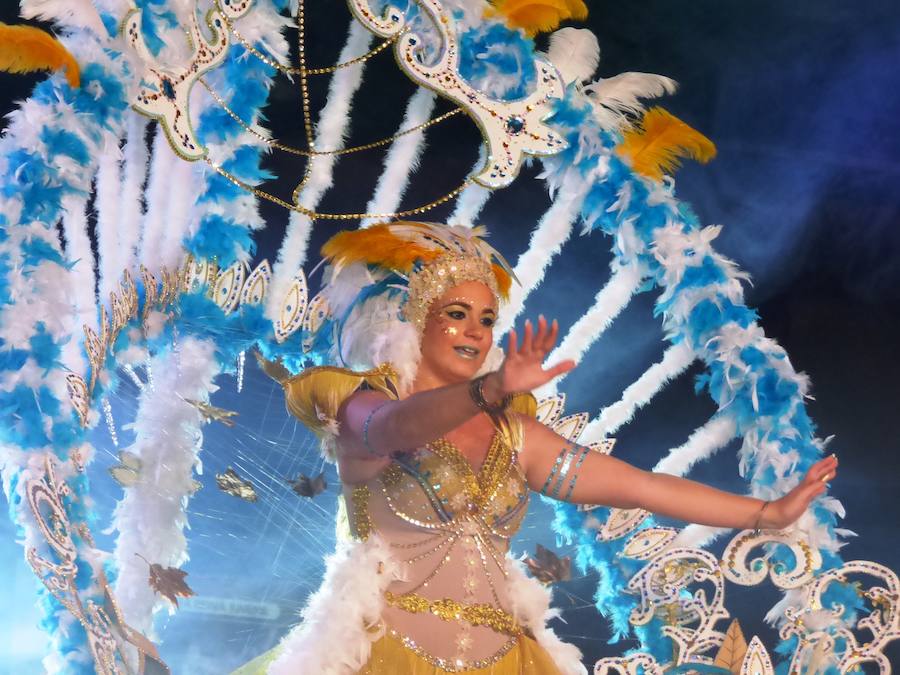 Carla Fraile en categoría infantil con 'Mi reflejo'; Sheila Mirasierra en juvenil con 'Calypso' y María Luisa Lamadrid en senior con 'Wimby Tamu', fueron elegidas reinas del Carnaval 2019 en la gala que se celebró en la tarde-noche del sábado en el pabellón polideportivo, que se quedó pequeño, con decenas de personas sin poder acceder al completarse el aforo. Más información en HOY. 