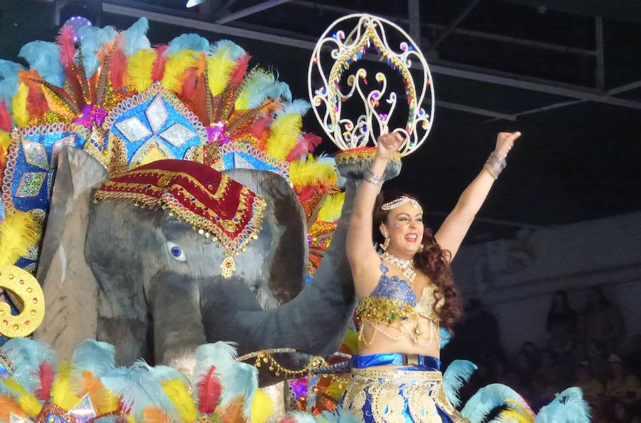 Carla Fraile en categoría infantil con 'Mi reflejo'; Sheila Mirasierra en juvenil con 'Calypso' y María Luisa Lamadrid en senior con 'Wimby Tamu', fueron elegidas reinas del Carnaval 2019 en la gala que se celebró en la tarde-noche del sábado en el pabellón polideportivo, que se quedó pequeño, con decenas de personas sin poder acceder al completarse el aforo. Más información en HOY. 