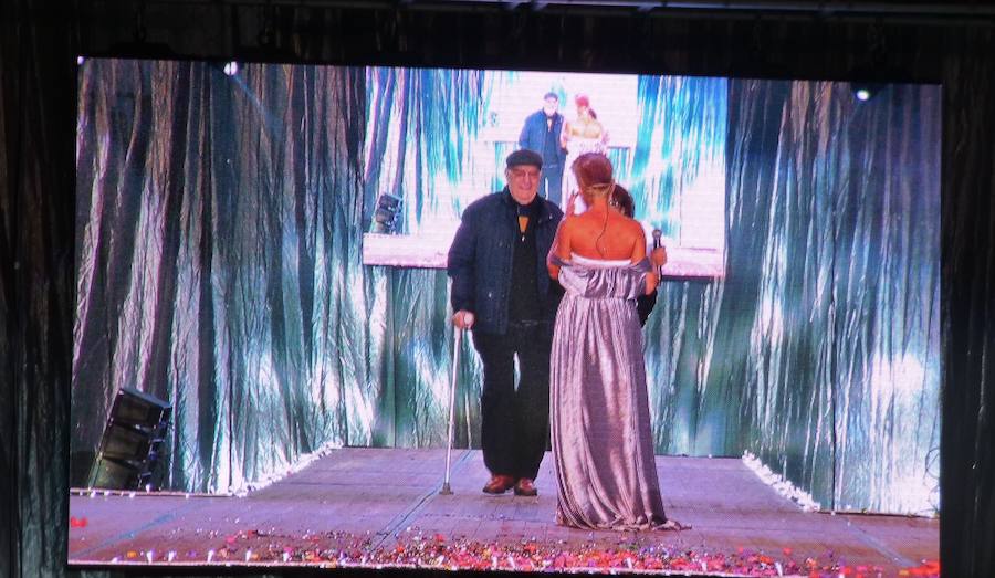 Carla Fraile en categoría infantil con 'Mi reflejo'; Sheila Mirasierra en juvenil con 'Calypso' y María Luisa Lamadrid en senior con 'Wimby Tamu', fueron elegidas reinas del Carnaval 2019 en la gala que se celebró en la tarde-noche del sábado en el pabellón polideportivo, que se quedó pequeño, con decenas de personas sin poder acceder al completarse el aforo. Más información en HOY. 
