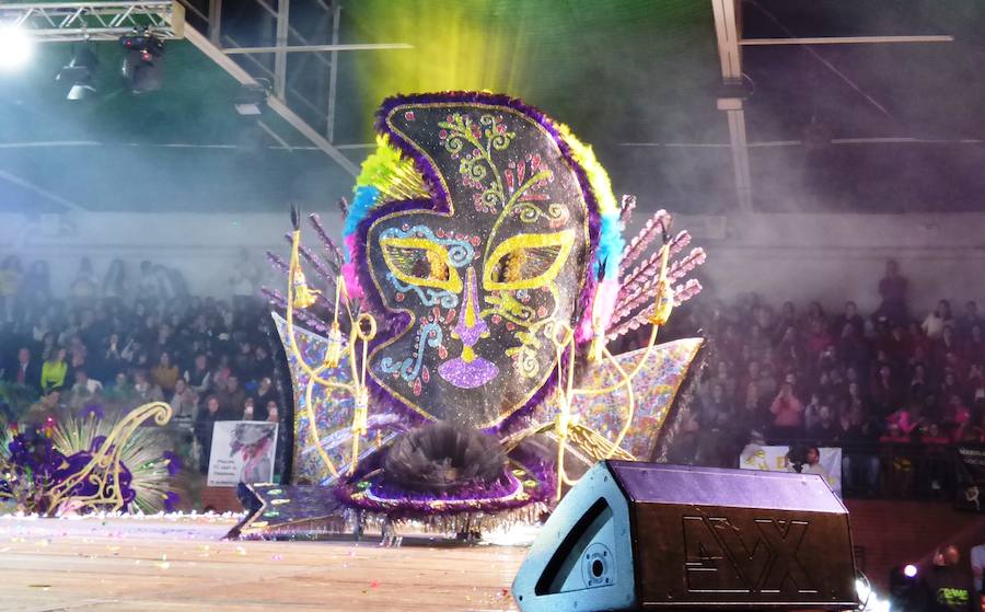 Carla Fraile en categoría infantil con 'Mi reflejo'; Sheila Mirasierra en juvenil con 'Calypso' y María Luisa Lamadrid en senior con 'Wimby Tamu', fueron elegidas reinas del Carnaval 2019 en la gala que se celebró en la tarde-noche del sábado en el pabellón polideportivo, que se quedó pequeño, con decenas de personas sin poder acceder al completarse el aforo. Más información en HOY. 