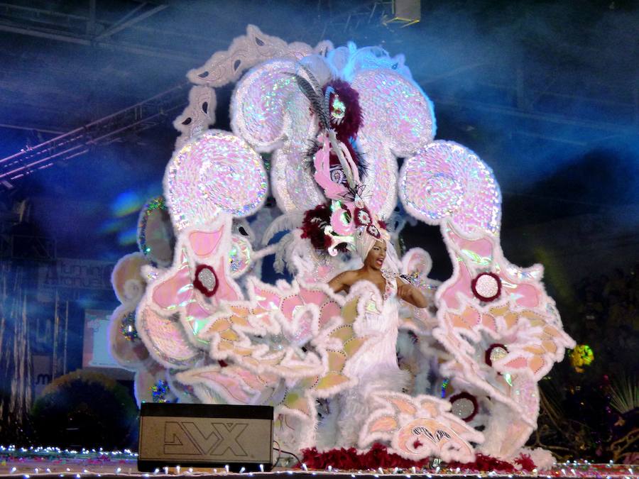 Carla Fraile en categoría infantil con 'Mi reflejo'; Sheila Mirasierra en juvenil con 'Calypso' y María Luisa Lamadrid en senior con 'Wimby Tamu', fueron elegidas reinas del Carnaval 2019 en la gala que se celebró en la tarde-noche del sábado en el pabellón polideportivo, que se quedó pequeño, con decenas de personas sin poder acceder al completarse el aforo. Más información en HOY. 