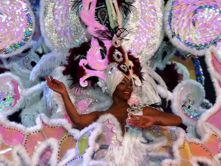 Carla Fraile en categoría infantil con 'Mi reflejo'; Sheila Mirasierra en juvenil con 'Calypso' y María Luisa Lamadrid en senior con 'Wimby Tamu', fueron elegidas reinas del Carnaval 2019 en la gala que se celebró en la tarde-noche del sábado en el pabellón polideportivo, que se quedó pequeño, con decenas de personas sin poder acceder al completarse el aforo. Más información en HOY. 