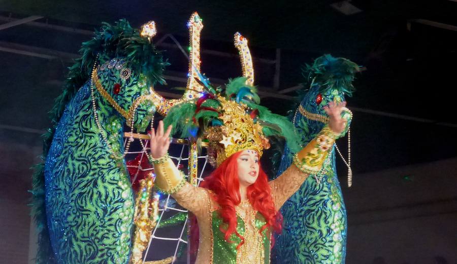 Carla Fraile en categoría infantil con 'Mi reflejo'; Sheila Mirasierra en juvenil con 'Calypso' y María Luisa Lamadrid en senior con 'Wimby Tamu', fueron elegidas reinas del Carnaval 2019 en la gala que se celebró en la tarde-noche del sábado en el pabellón polideportivo, que se quedó pequeño, con decenas de personas sin poder acceder al completarse el aforo. Más información en HOY. 