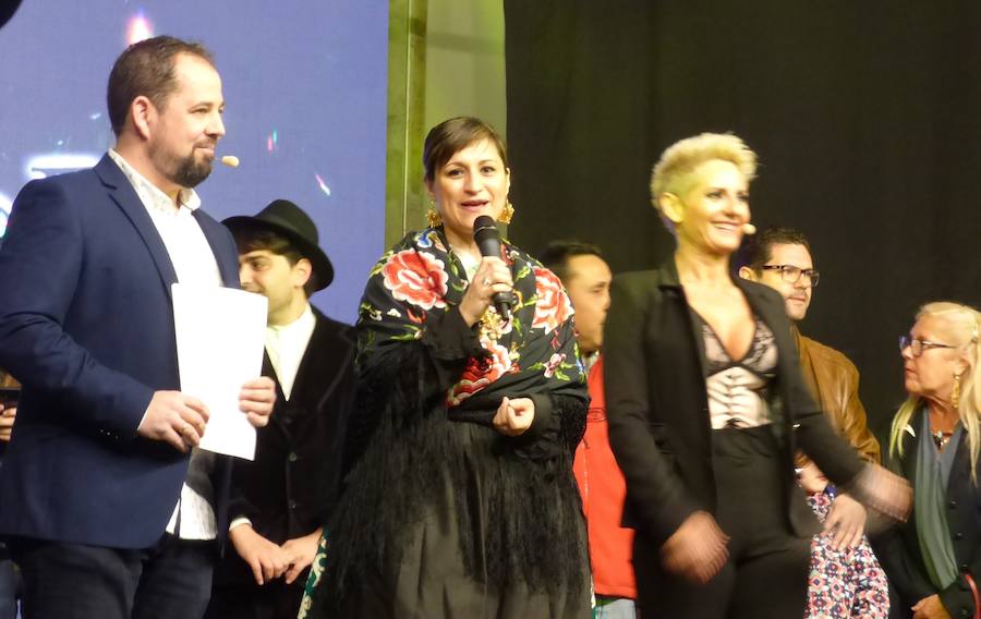 El emotivo pregón que ofreció en la noche del viernes Cristina Carrasco, con la inestimable colaboración de su prima Cristina Camacho, abrió oficialmente el Carnaval, en un acto que se completó con la coronación de las reinas -Carla Fraile, Sheila Mirasierra y María Luisa Lamadrid- y la actuación de la murga Faratabailes.