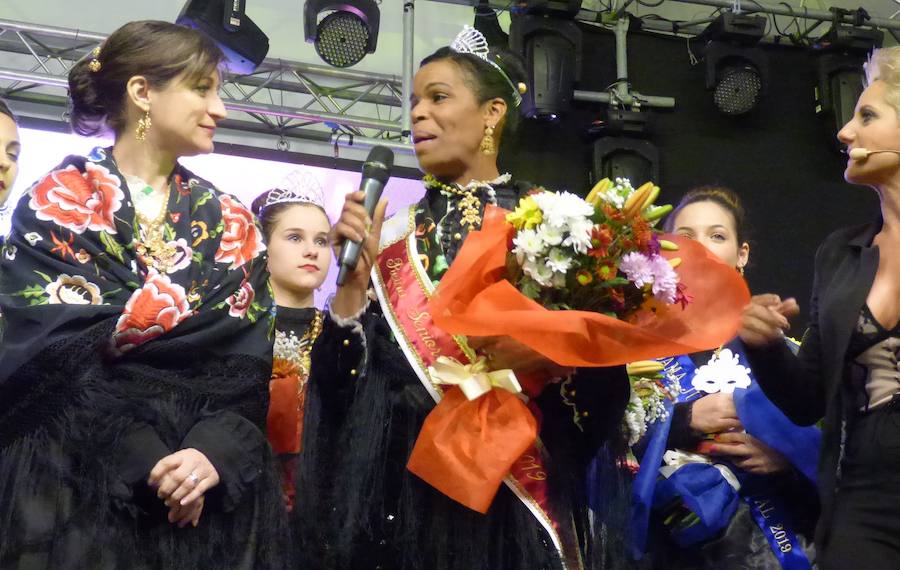 El emotivo pregón que ofreció en la noche del viernes Cristina Carrasco, con la inestimable colaboración de su prima Cristina Camacho, abrió oficialmente el Carnaval, en un acto que se completó con la coronación de las reinas -Carla Fraile, Sheila Mirasierra y María Luisa Lamadrid- y la actuación de la murga Faratabailes.