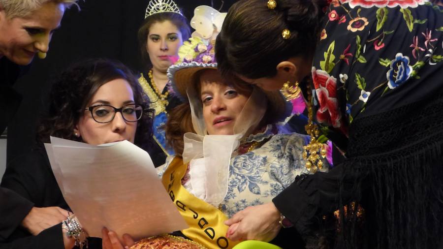 El emotivo pregón que ofreció en la noche del viernes Cristina Carrasco, con la inestimable colaboración de su prima Cristina Camacho, abrió oficialmente el Carnaval, en un acto que se completó con la coronación de las reinas -Carla Fraile, Sheila Mirasierra y María Luisa Lamadrid- y la actuación de la murga Faratabailes.