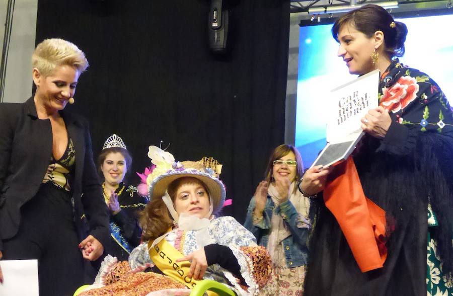 El emotivo pregón que ofreció en la noche del viernes Cristina Carrasco, con la inestimable colaboración de su prima Cristina Camacho, abrió oficialmente el Carnaval, en un acto que se completó con la coronación de las reinas -Carla Fraile, Sheila Mirasierra y María Luisa Lamadrid- y la actuación de la murga Faratabailes.