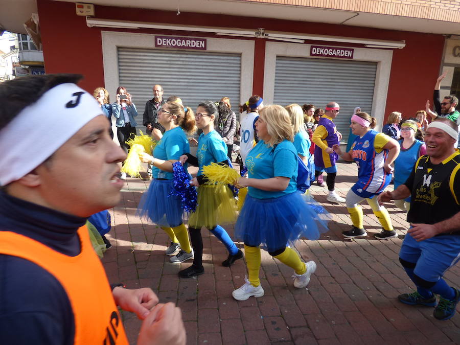 El Carnaval tuvo un inicio multitudinario y colorista con el desfile estudiantil que recorrió el centro de Navalmoral en la mañana del viernes, tanto por el número de participantes, alrededor de 1.300, como de espectadores en las calles. Tomaron parte alumnos y docentes de los colegios Almanzor y El Pozón, usuarios del Taller Ocupacional y estudiantes de los institutos Augustóbriga, Zurbarán y Albalat.