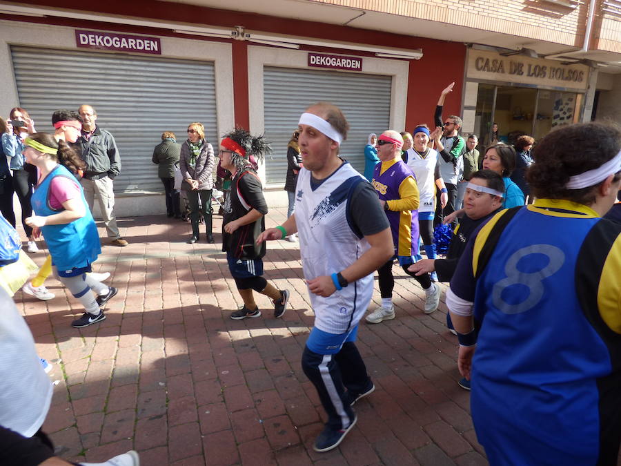 El Carnaval tuvo un inicio multitudinario y colorista con el desfile estudiantil que recorrió el centro de Navalmoral en la mañana del viernes, tanto por el número de participantes, alrededor de 1.300, como de espectadores en las calles. Tomaron parte alumnos y docentes de los colegios Almanzor y El Pozón, usuarios del Taller Ocupacional y estudiantes de los institutos Augustóbriga, Zurbarán y Albalat.