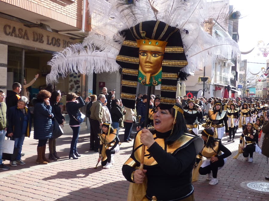 El Carnaval tuvo un inicio multitudinario y colorista con el desfile estudiantil que recorrió el centro de Navalmoral en la mañana del viernes, tanto por el número de participantes, alrededor de 1.300, como de espectadores en las calles. Tomaron parte alumnos y docentes de los colegios Almanzor y El Pozón, usuarios del Taller Ocupacional y estudiantes de los institutos Augustóbriga, Zurbarán y Albalat.