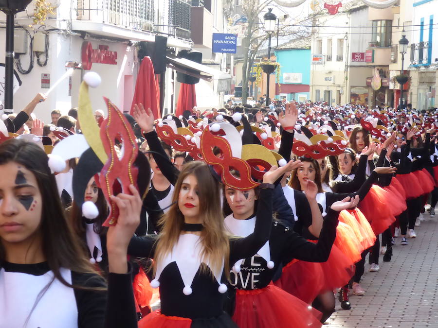 El Carnaval tuvo un inicio multitudinario y colorista con el desfile estudiantil que recorrió el centro de Navalmoral en la mañana del viernes, tanto por el número de participantes, alrededor de 1.300, como de espectadores en las calles. Tomaron parte alumnos y docentes de los colegios Almanzor y El Pozón, usuarios del Taller Ocupacional y estudiantes de los institutos Augustóbriga, Zurbarán y Albalat.