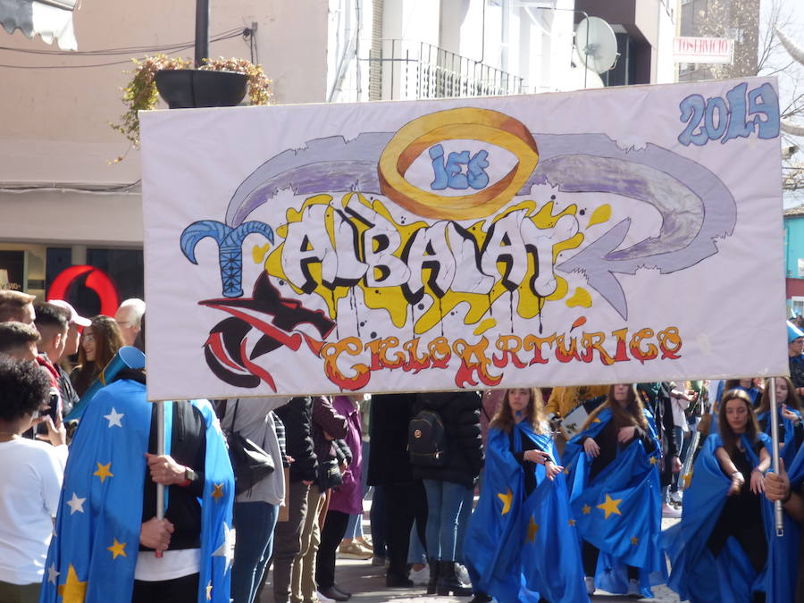 El Carnaval tuvo un inicio multitudinario y colorista con el desfile estudiantil que recorrió el centro de Navalmoral en la mañana del viernes, tanto por el número de participantes, alrededor de 1.300, como de espectadores en las calles. Tomaron parte alumnos y docentes de los colegios Almanzor y El Pozón, usuarios del Taller Ocupacional y estudiantes de los institutos Augustóbriga, Zurbarán y Albalat.