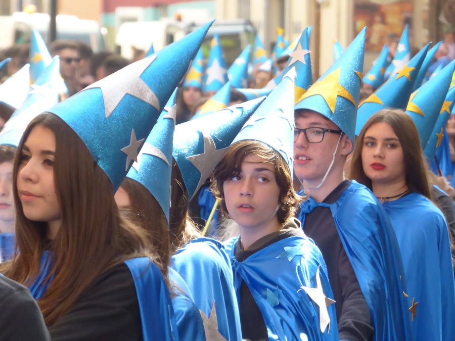 El Carnaval tuvo un inicio multitudinario y colorista con el desfile estudiantil que recorrió el centro de Navalmoral en la mañana del viernes, tanto por el número de participantes, alrededor de 1.300, como de espectadores en las calles. Tomaron parte alumnos y docentes de los colegios Almanzor y El Pozón, usuarios del Taller Ocupacional y estudiantes de los institutos Augustóbriga, Zurbarán y Albalat.