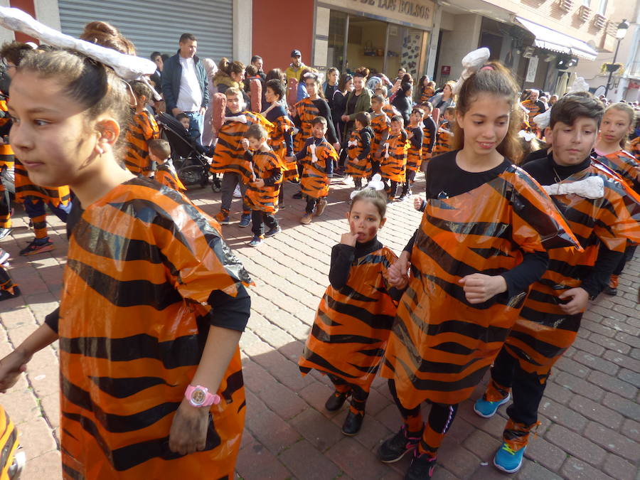 El Carnaval tuvo un inicio multitudinario y colorista con el desfile estudiantil que recorrió el centro de Navalmoral en la mañana del viernes, tanto por el número de participantes, alrededor de 1.300, como de espectadores en las calles. Tomaron parte alumnos y docentes de los colegios Almanzor y El Pozón, usuarios del Taller Ocupacional y estudiantes de los institutos Augustóbriga, Zurbarán y Albalat.