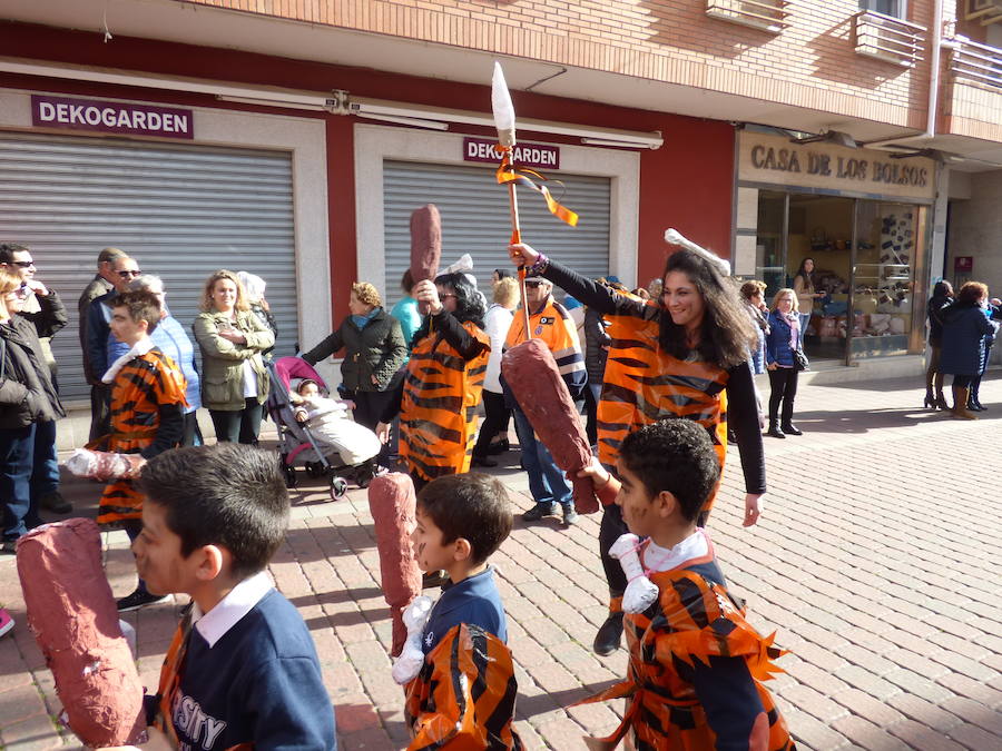 El Carnaval tuvo un inicio multitudinario y colorista con el desfile estudiantil que recorrió el centro de Navalmoral en la mañana del viernes, tanto por el número de participantes, alrededor de 1.300, como de espectadores en las calles. Tomaron parte alumnos y docentes de los colegios Almanzor y El Pozón, usuarios del Taller Ocupacional y estudiantes de los institutos Augustóbriga, Zurbarán y Albalat.