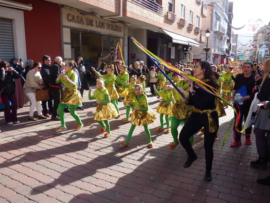 El Carnaval tuvo un inicio multitudinario y colorista con el desfile estudiantil que recorrió el centro de Navalmoral en la mañana del viernes, tanto por el número de participantes, alrededor de 1.300, como de espectadores en las calles. Tomaron parte alumnos y docentes de los colegios Almanzor y El Pozón, usuarios del Taller Ocupacional y estudiantes de los institutos Augustóbriga, Zurbarán y Albalat.