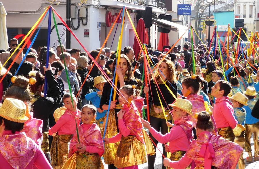 El Carnaval tuvo un inicio multitudinario y colorista con el desfile estudiantil que recorrió el centro de Navalmoral en la mañana del viernes, tanto por el número de participantes, alrededor de 1.300, como de espectadores en las calles. Tomaron parte alumnos y docentes de los colegios Almanzor y El Pozón, usuarios del Taller Ocupacional y estudiantes de los institutos Augustóbriga, Zurbarán y Albalat.